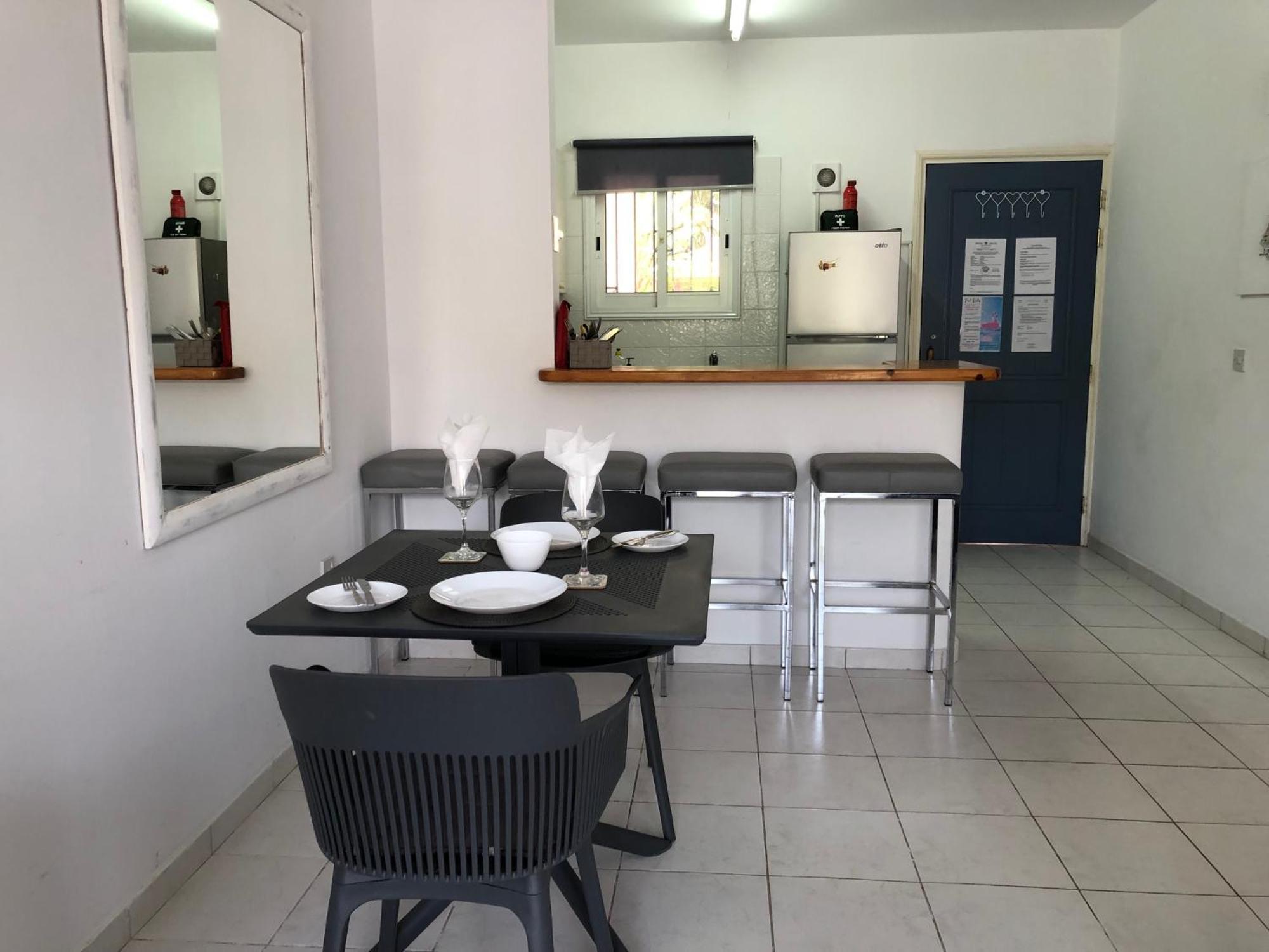 Stylish 1 Bedroom Apartment In Limnaria Gardens Paphos Exterior photo