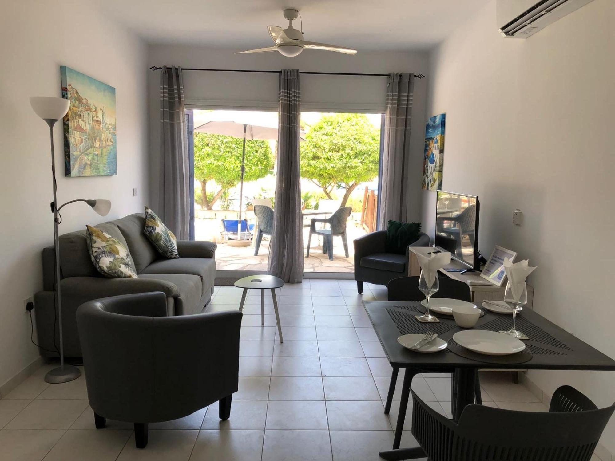 Stylish 1 Bedroom Apartment In Limnaria Gardens Paphos Exterior photo